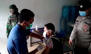 Sinergitas Babinsa Koramil 08/Rantau Bersama Bhabinkamtibmas Dampingi Warga Suntik Vaksin Di Desa Suka Rakyat