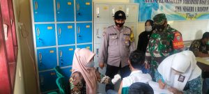 Kapolsek Rantau Pantau Vaksinasi Pelajar Di SMAN 1 Rantau dan SMPN 5 Jamur Jelatang Kapolsek Rantau Pantau Vaksinasi Pelajar Di SMAN 1 Rantau dan SMPN 5 Jamur Jelatang