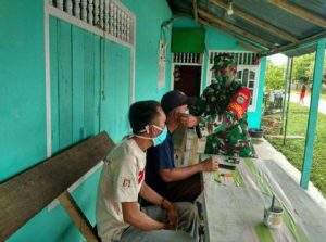 Babinsa Koramil 02/Karang Baru Bagikan Masker Dan Himbauan Prokes Kepada Masyarakat