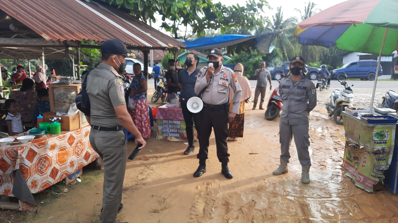 Polsek Pangkalan Kuras Gelar Operasi Yustisi Protokol Kesehatan di Pasar Kaget