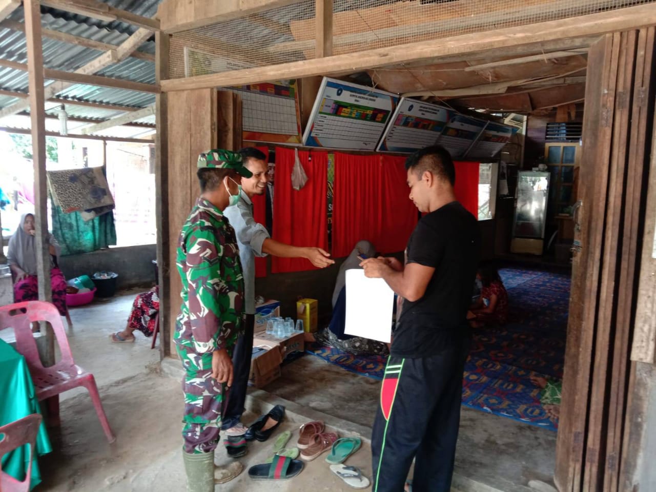 Babinsa Koramil 02 /Karang Baru Kawal Vaksinasi Door to Door