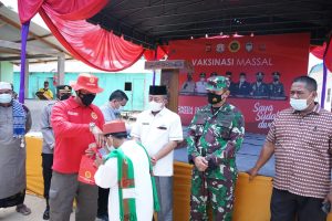 Kabinda Brigjen TNI Muhammad Abduh Ras, SE, MTr (Han) Di Dampingi Dandim 0117/ Aceh Tamiang Tinjau Langsung Pelaksanaan Vaksin Massal Di Dayah Ifdahul Islam Kabupaten Aceh Tamiang