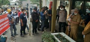Forum Masyarakat Bergerak Bersatu Lakukan Unjuk Rasa Terkait Izin Andal Pembangunan Kantor OJK Regional VII