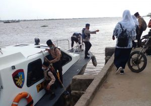 Tak Ada Pompong Saat Ke-Sekolah, Para Pelajar ini Diantar Kapal Satpolair Polres Inhil Tak Ada Pompong Saat Ke-Sekolah, Para Pelajar ini Diantar Kapal Satpolair Polres Inhil