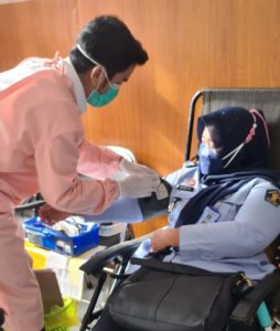 Peringati (HDKD) Tahun 2021 Lapas Perempuan Kelas II A Palembang Ikuti Kegiatan Donor Darah dan Salurkan Pembagian Sembako