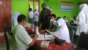 Babinsa Koramil 02/ Karang Baru  Dampingi Pelajar SMA N 2 Percontohan Lakukan Vaksinasi Tahap-2