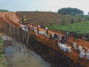 Antsipasi Longsor Satgas TMMD Kodim 0426/TABA Dan Warga Akan Bikin Tanggul