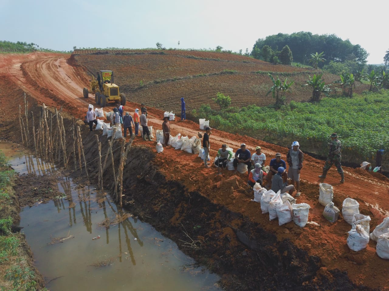 Antsipasi Longsor Satgas TMMD Kodim 0426/TABA Dan Warga Akan Bikin Tanggul