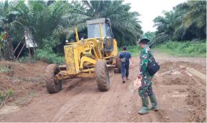 Percepat pengerjaan jalan, Satgas TMMD Ke-112 kerahkan alat berat Grader