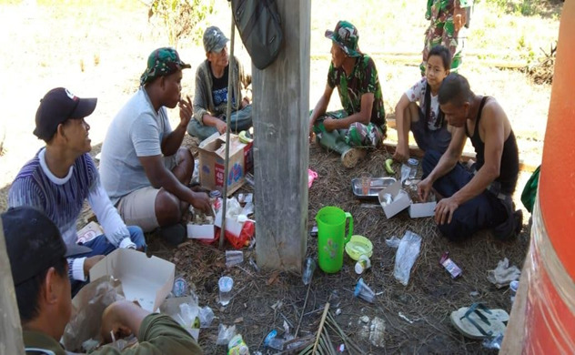 Bangun suasana keakraban warga dan Satgas TMMD ke 112 makan siang bersama.