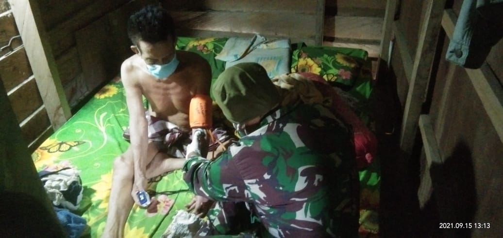 Serka Wasit memberikan Edukasi Kesehatan Kerumah-rumah Warga pada Pelaksanaan TMMD ke-112.
