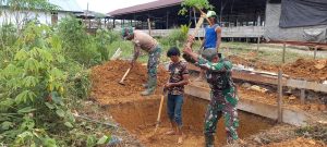 TMMD Ke-112, Pengerjaan MCK terus di kebut Anggota Satgas TMMD Kodim 1004/Kotabaru dan Warga