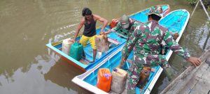 Harus Melawati Sungai,Satgas TMMD Ke-112 Mengawal pendistribusian BBM untuk Alat Berat Harus Melawati Sungai,Satgas TMMD Ke-112 Mengawal pendistribusian BBM untuk Alat Berat