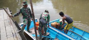 Satgas TMMD Bantu Operator Isi BBM Alat Berat Satgas TMMD Bantu Operator Isi BBM Alat Berat