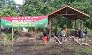 Satgas TMMD ke 112 Mulai Pasang Kusen Pintu Dan Jendela RTLH Bapak Sileng Satgas TMMD ke 112 Mulai Pasang Kusen Pintu Dan Jendela RTLH Bapak Sileng