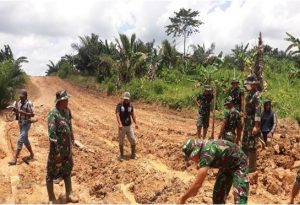 Terus Bekerja Tak Kenal Lelah Masyarakat Desa Bersama Satgas TMMD Kodim Gresik Terus Bekerja Tak Kenal Lelah Masyarakat Desa Bersama Satgas TMMD Kodim Gresik