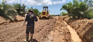Kodim 1004/Kotabaru Kerahkan Grader Untuk Serak Batu Koral Diruas Jalan