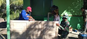 Satgas TMMD Kodim 1004/Kotabaru Siapkan Pintu Untuk Rumah Ibu Neun