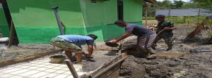 Satgas TMMD Kodim 1004/Kotabaru Dibantu Warga Mulai Cor Septic Tank