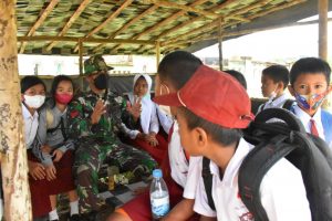 Koptu Wahyuni Temani Anak-anak Menunggu Jemputan