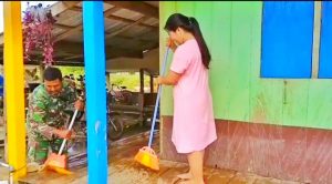 Anggota Satgas TMMD Kodim 1004/Kotabaru Tak Segan-Segan Bantu Warga Membersihkan Rumah