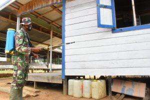 Satgas TMMD Kodim 1004/Kotabaru Seprotkan Disinfektan Kerumah Warga