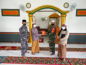 Kodim 1004/Kotabaru Bagikan Alquran Kemasjid al karomah
