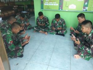 Disela-sela Kesibuka satgas TMMD Kodim 1004/Kota Baru Sempatkan Untuk Sholat Berjamaah Disela-sela Kesibuka satgas TMMD Kodim 1004/Kota Baru Sempatkan Untuk Sholat Berjamaah
