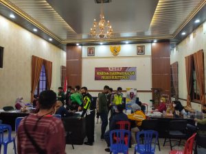 Percepat Pemertaan Vaksin Covid-19, Polsek Kota Bukittinggi Berikan Pelayanan Vaksin Hingga Larut Malam