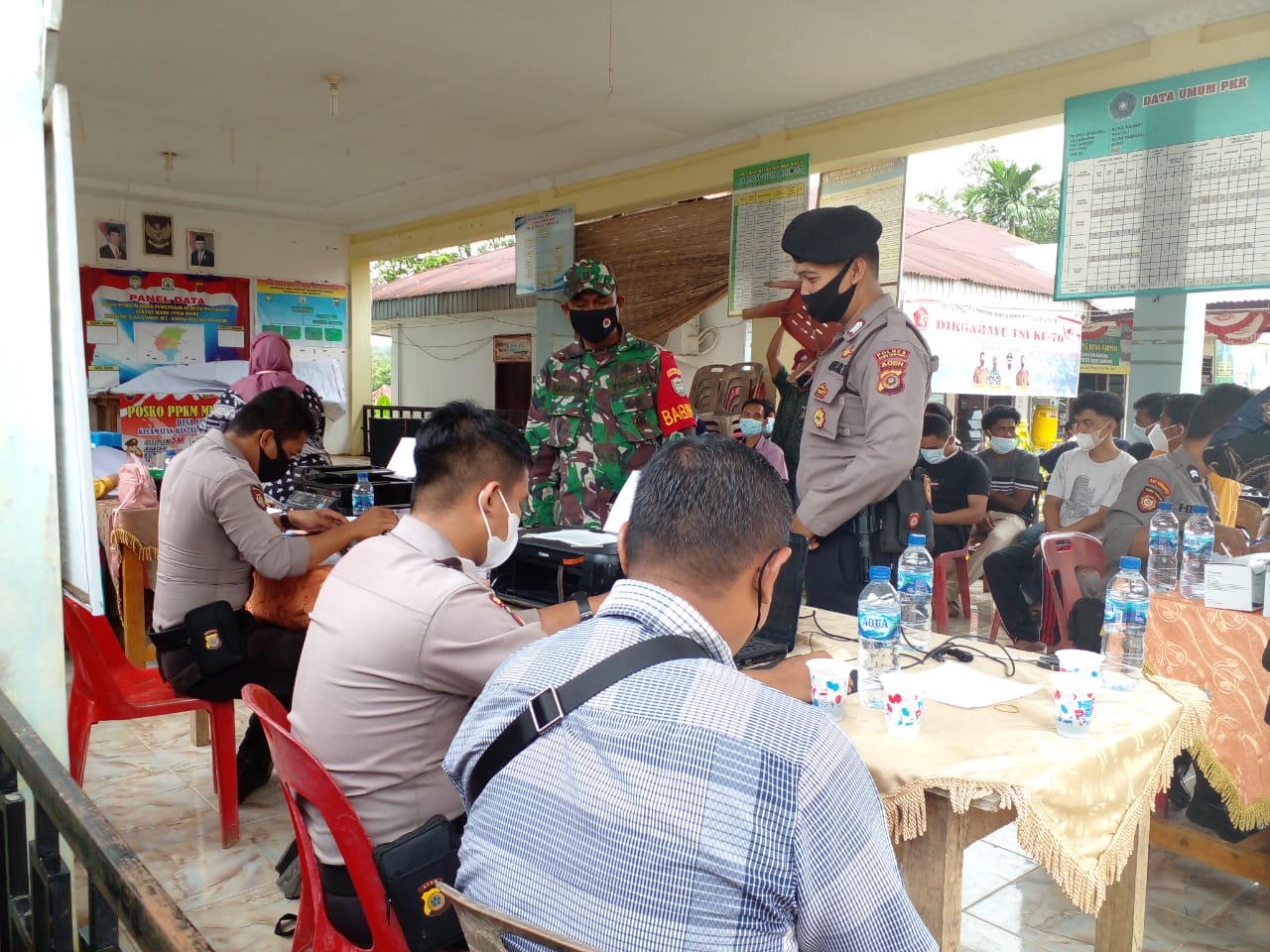 Kasat Samapta Polres Aceh Tamiang Beserta Anggota Tinjau Vaksinasi Di Kampung Suka Rahmat