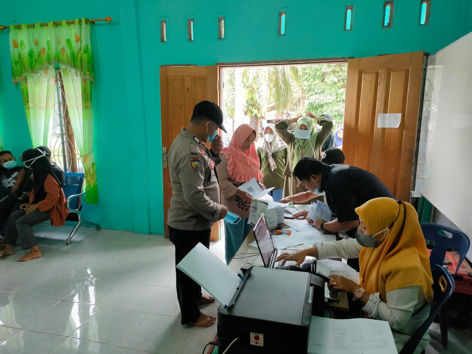 Kapolsek Simpang Kiri Pantau Vaksinasi Masyarakat Di Kecamatan Tenggulun
