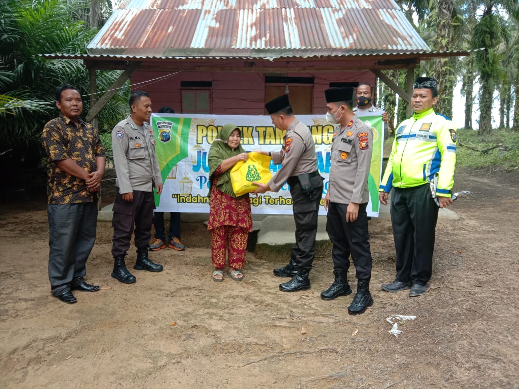 Jum’at Barokah, Polsek Tambang Berbagi Sembako kepada Masyarakat.