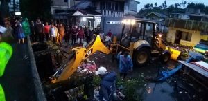 walikota Bukittnigi bantu evakuasi korban banjir