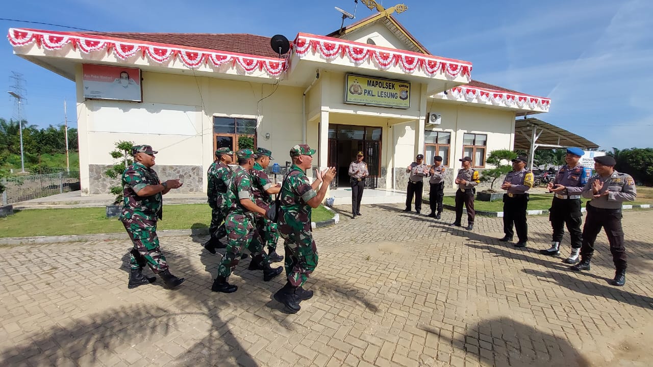 Bangun Kebersamaan, Danramil 04/Pangkalan Kuras Beri Surprise HUT Bhayangkara Ke Polsek Pangkalan Lesung