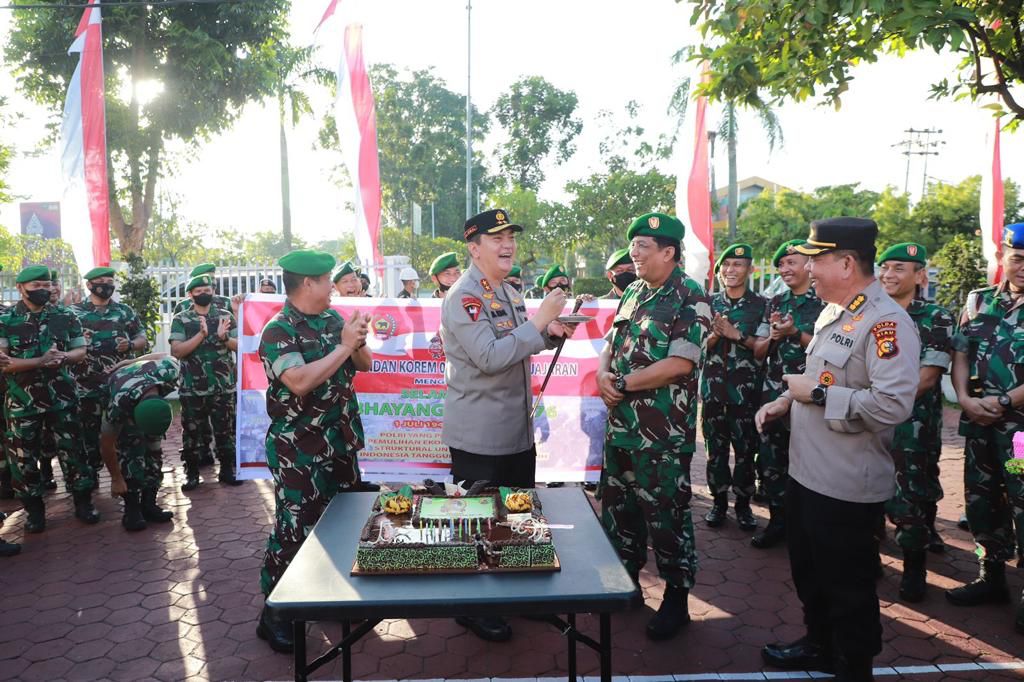 Kapolda Riau Yakin TNI – Polri Semakin Solid, Korem 031/WB Berikan Kejutan Hari Bhayangkara.