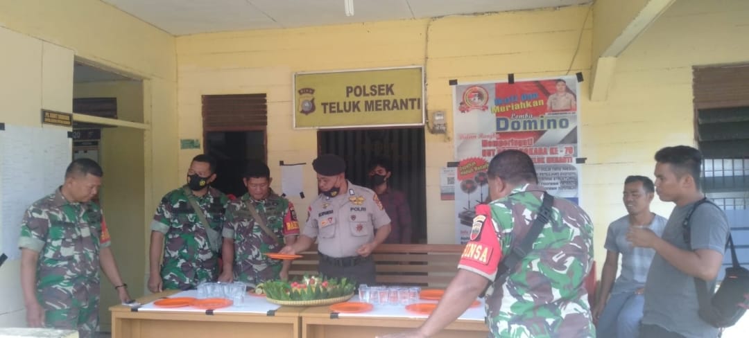 HUT Bhayangkara, TNI Koramil 13/KK Kunjungi Mapolsek Teluk Meranti