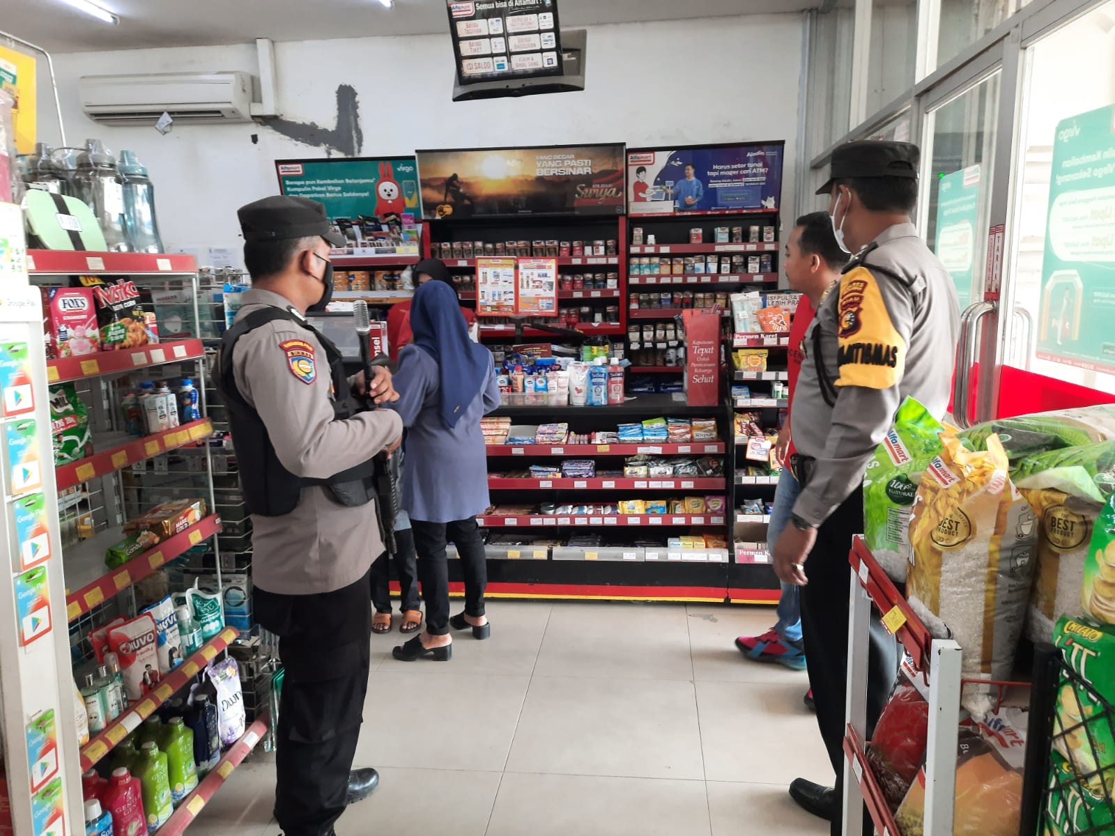 Patroli Kejahatan C3, Polsek Ukui sambangi Objek Vital Perbankan dan Pertokoan Mas