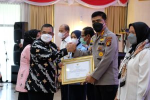 Kapolda Riau Terima Penghargaan Komitmen Pemenuhan Hak Anak Pada Hari Anak Nasional Riau 2022