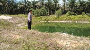 Antisipasi Terjadi Kebakaran, Unit Binmas Polsek Pangkalan Kuras Lakukan Pengecekan Kanal Blocking