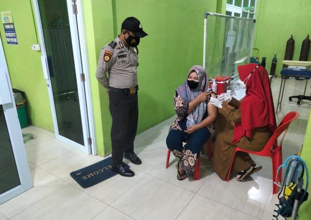 Dukung Program Pemerintah, Polsek Kuala Kampar Bersama Puskesmas Buka Layanan Vaksinasi