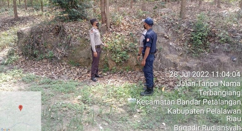Personil Bhabinkamtibmas dari Polsek Bunut Giat Pencegahan Karhutla