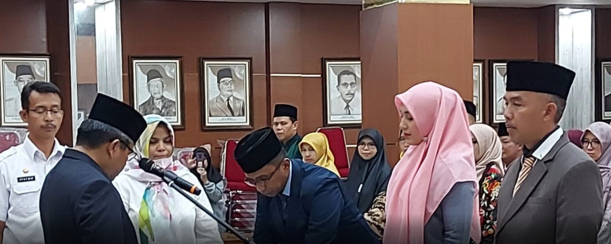 SEBANYAK 48 PEJABAT DI LINGKUNGAN PEMERINTAH KOTA BUKITTINGGI DILANTIK DAN DIAMBIL SUMPAHNYA