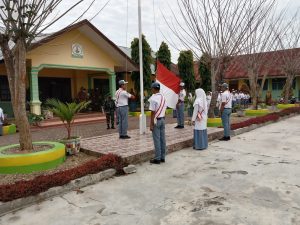 Upacara Pengibaran Bendera Di SMA Di Pimpin Langsung Oleh Danramil Jajaran Kodim 0117/Aceh Tamiang Upacara Pengibaran Bendera Di SMA Di Pimpin Langsung Oleh Danramil Jajaran Kodim 0117/Aceh Tamiang
