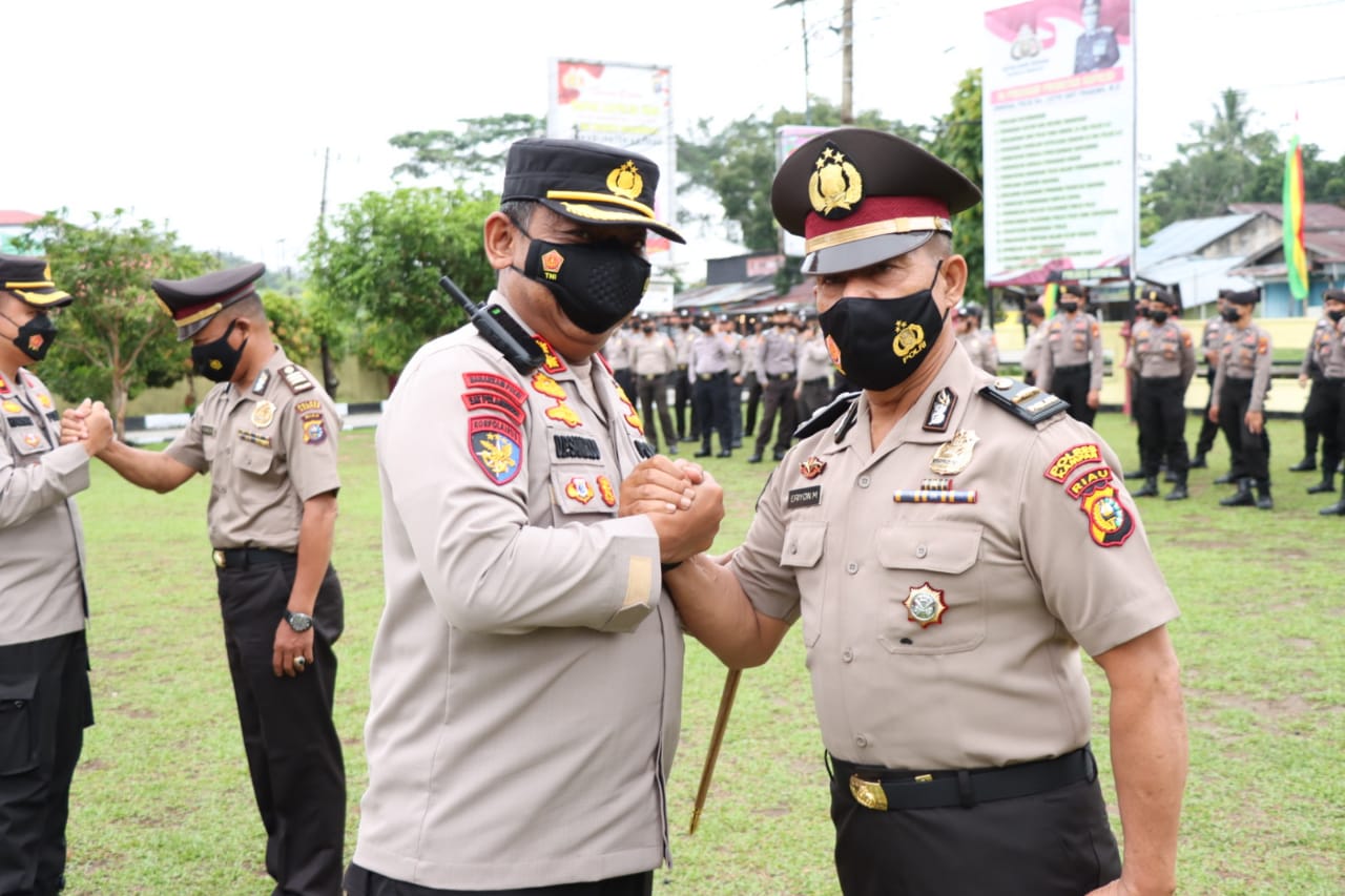 Kapolres Kampar Pimpin Upacara Kenaikan Pangkat Pengabdian Terhadap Dua Personil Polres Kampar