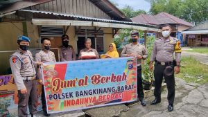 Jumat Berkah, Polsek Bangkinang Barat Berikan Bantuan Sembako Kepada Ghorim Masjid Jumat Berkah, Polsek Bangkinang Barat Berikan Bantuan Sembako Kepada Ghorim Masjid