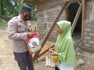 Jumat Berkah, Polsek Kerumutan Bagikan Sembako Kepada warga Kurang Mampu Jumat Berkah, Polsek Kerumutan Bagikan Sembako Kepada warga Kurang Mampu