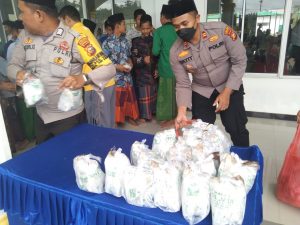 Aksi Peduli Polsek Ukui, Kembali Berbagi Di Hari Jumat Yang Penuh Berkah Aksi Peduli Polsek Ukui, Kembali Berbagi Di Hari Jumat Yang Penuh Berkah