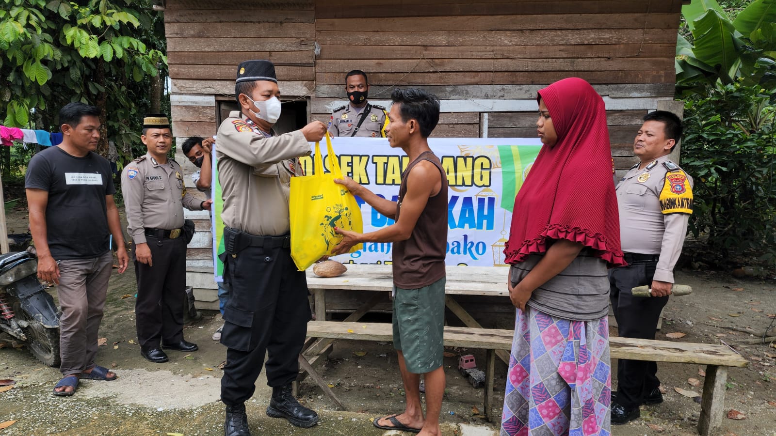 Rutin! Jumat Barokah, Polsek Tambang Berbagi Sembako Kepada Warga Kurang Mampu