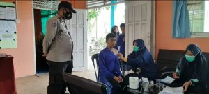 Akhir Pekan, Polsek Kuala Kampar Kawal Giat Vaksinasi di SMPN 6 Teluk