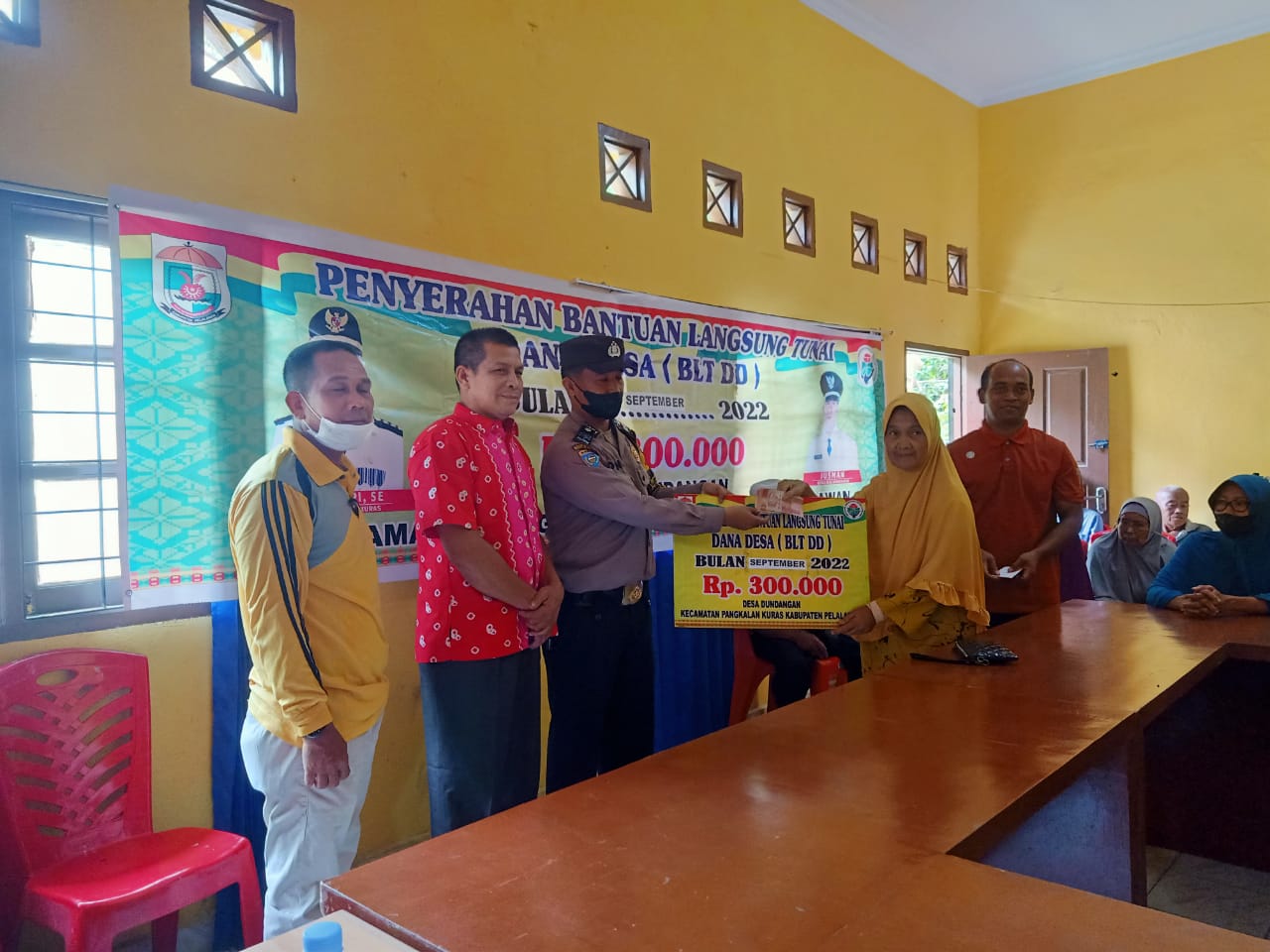 Penyaluran BLT-DD, Bhabinkamtibmas Dundangan Lakukan Pendampingan